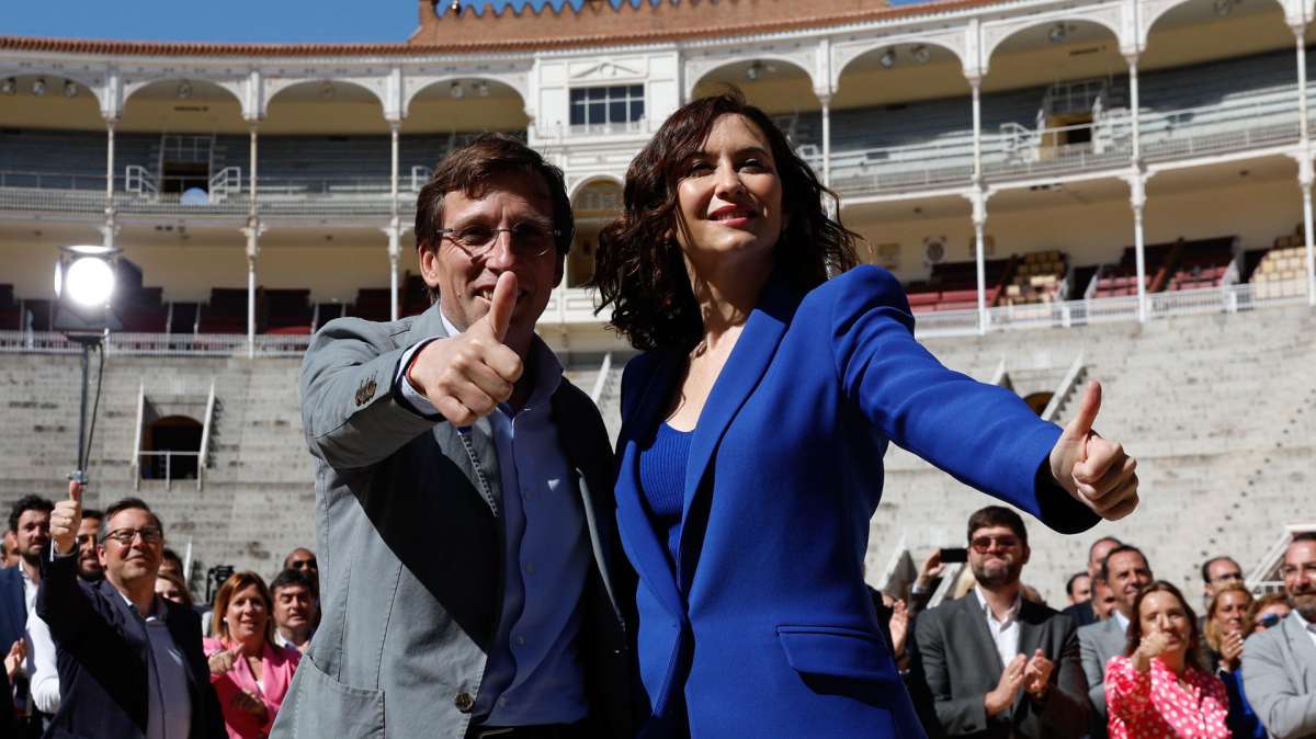 Almeida y Ayuso durante un acto en la plaza de las Ventas en Madrid .