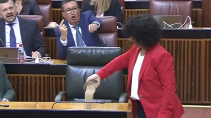Bronca en el Parlamento andaluz tras arrojar una diputada arena de Doñana en el escaño de Moreno