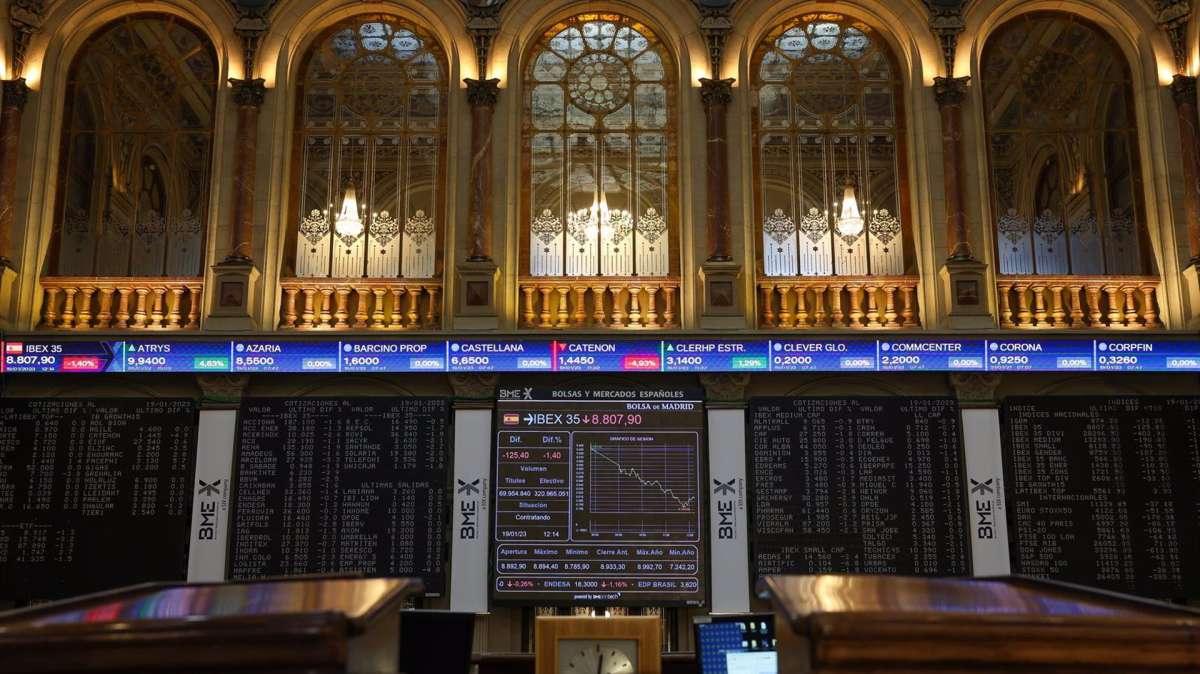 Un panel del Ibex 35 en el Palacio de la Bolsa.
