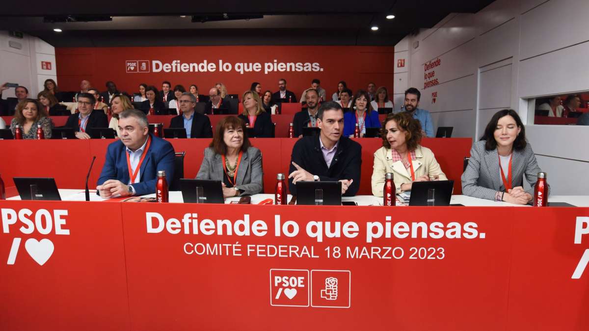 El secretario general del PSOE y presidente del Gobierno, Pedro Sánchez (c), preside la reunión del Comité Federal 'Defiende lo que piensas', en la sede federal del PSOE, a 18 de marzo de 2023.