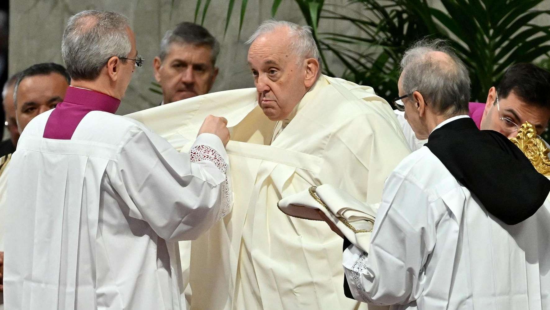 El Papa Francisco se prepara para la misa del Jueves Santo.