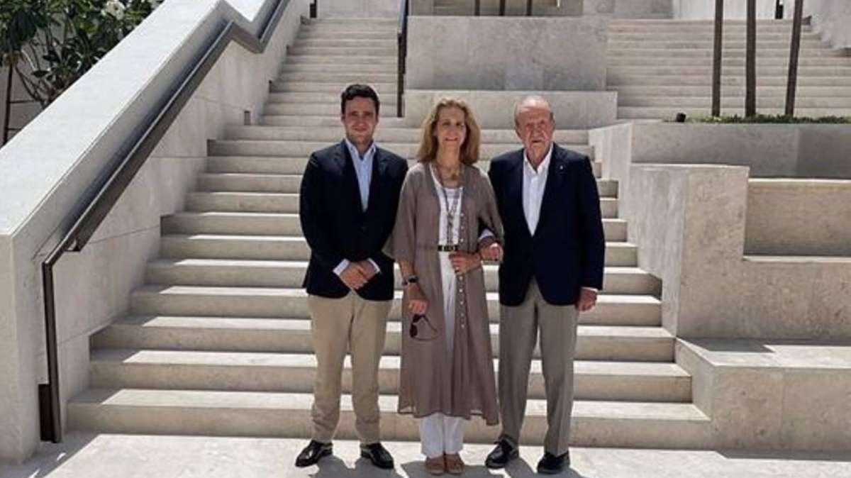 El Rey Juan Carlos, la Infanta Elena y Froilán, juntos en Abu Dabi este Domingo de Resurrección.