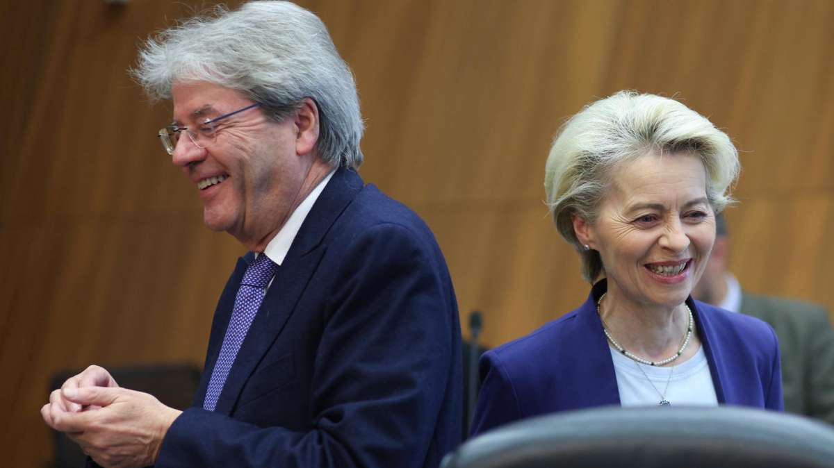 El comisario europeo encargado de Economía, Paolo Gentiloni y la presidenta de la Comisión Europea, Ursula von der Leyen.