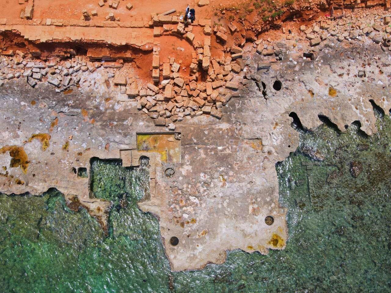 Imagen reciente de un dron (2022) que muestra daños en estructuras arqueológicas en el antiguo puerto de Apolonia (Cirenaica, este de Libia) causados ​​por la erosión costera.