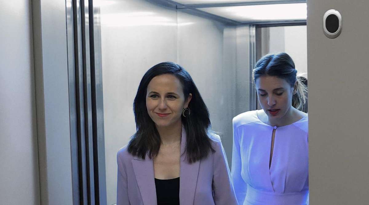 Ione Belarra e Irene Montero saliendo del ascensor del Congreso.