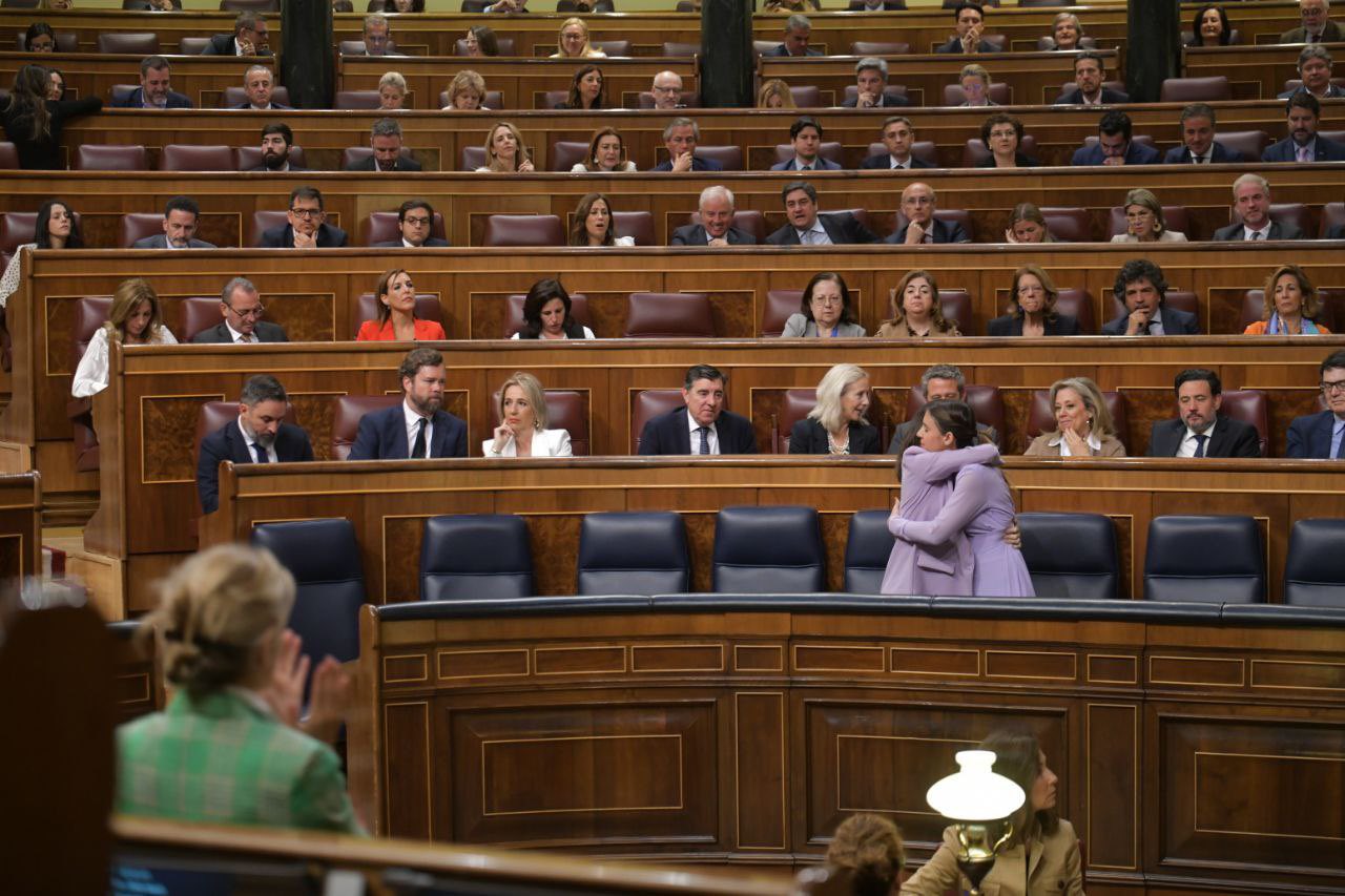 Irene Montero y Ione Belarra se abrazan en el Congreso durante la votación de la reforma de la ley de solo sí es sí ante la atenta mirada de Yolanda Díaz.