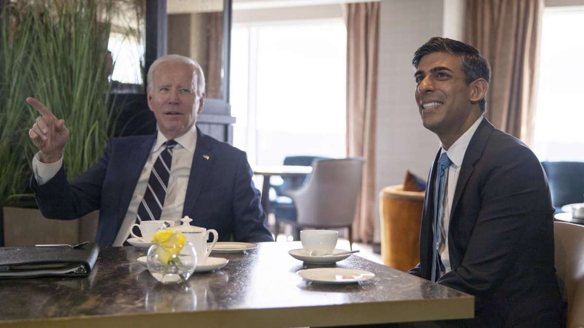 Joe Biden junto a Rishi Sunak durante su encuentro en Belfast.