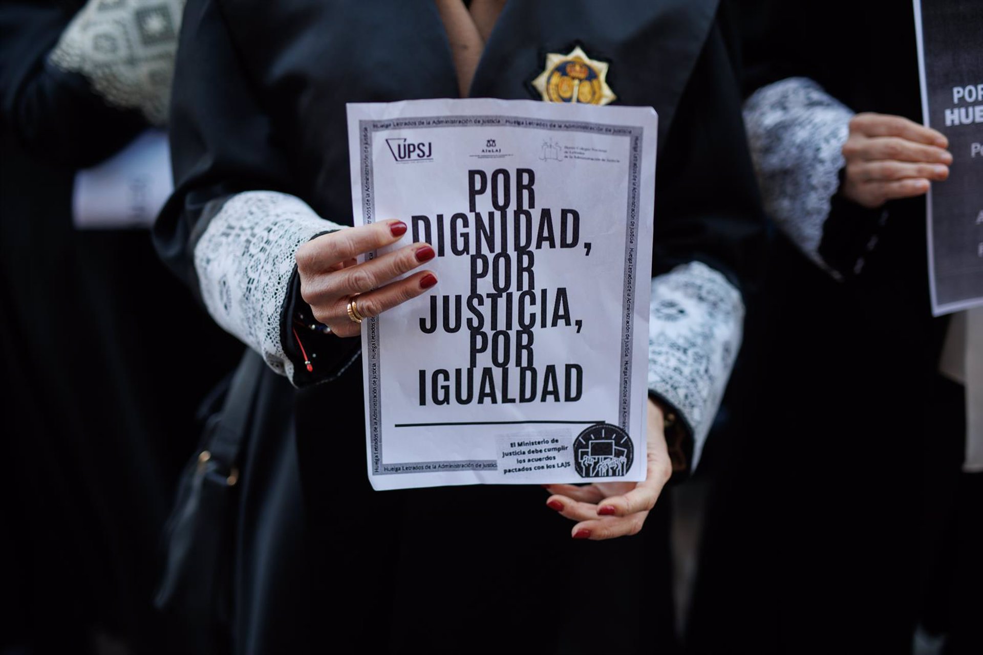 Imagen de archivo de una de las manifestaciones del los letrados de Justicia a las puertas del Ministerio de Justicia durante la huelga que culminó el pasado 28 de marzo.