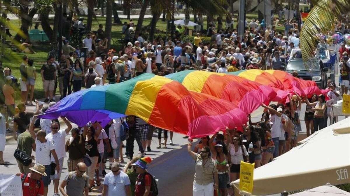 Marcha LGBTI en Florida contra las políticas de DeSantis.