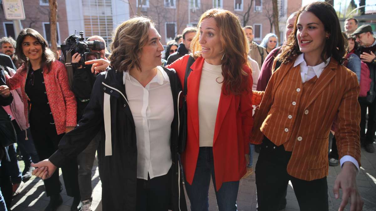 Mónica García y Rita Maestre (Mas Madrid) junto a Ada Colau