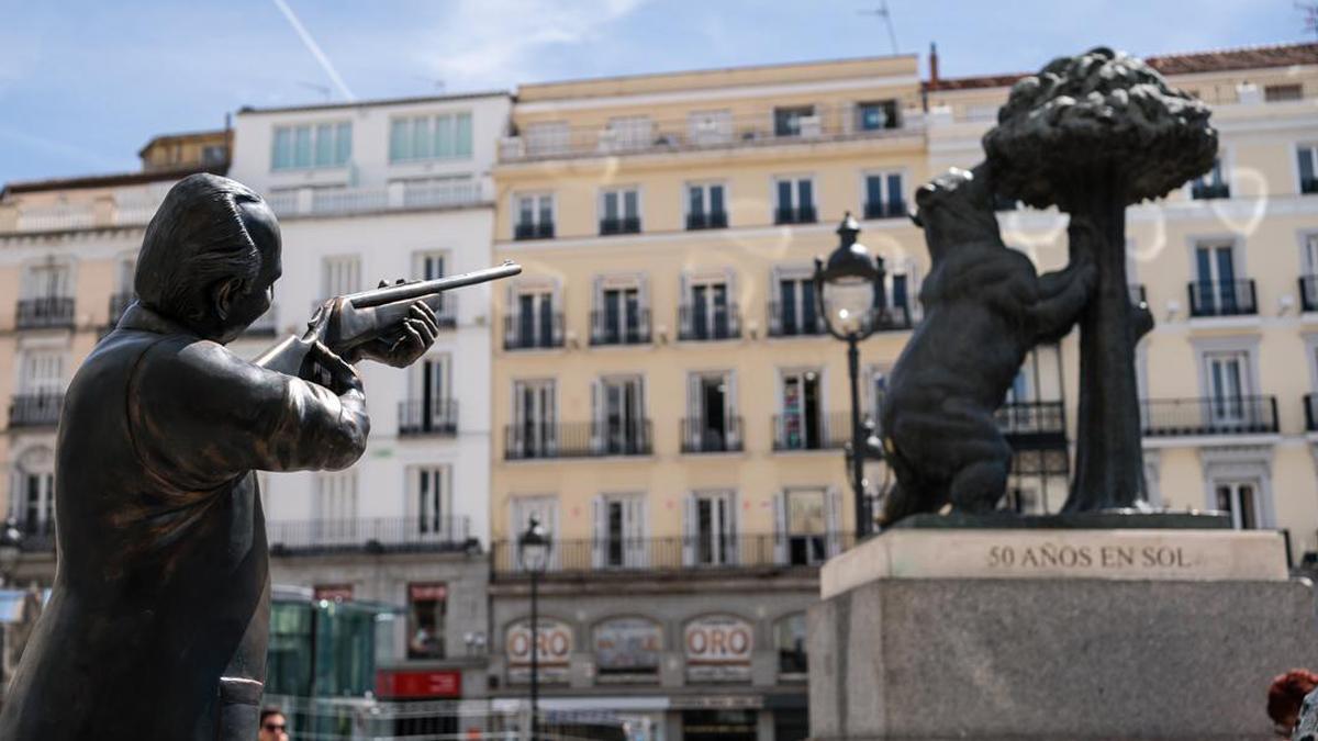 El Oso y el Madroño, 'amenazados' por una estatua de Juan Carlos I con un rifle