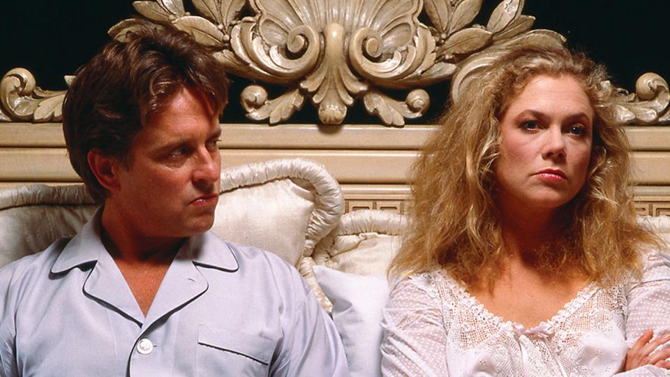 Michael Douglas y Kathleen Turner en una escena de 'La guerra de los Rose', de Danny DeVito.