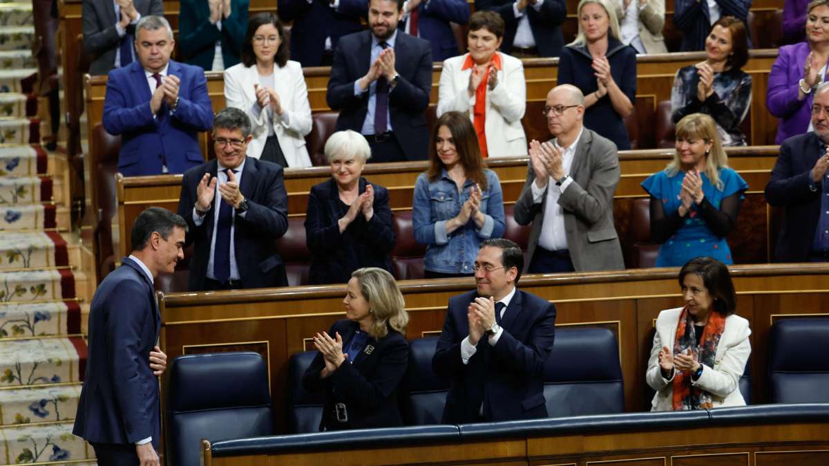 La bancada socialista aplaude al presidente del Gobierno Pedro Sánchez (i, abajo) tras su comparecencia en la que ha anunciado nuevas medidas sobre vivienda.