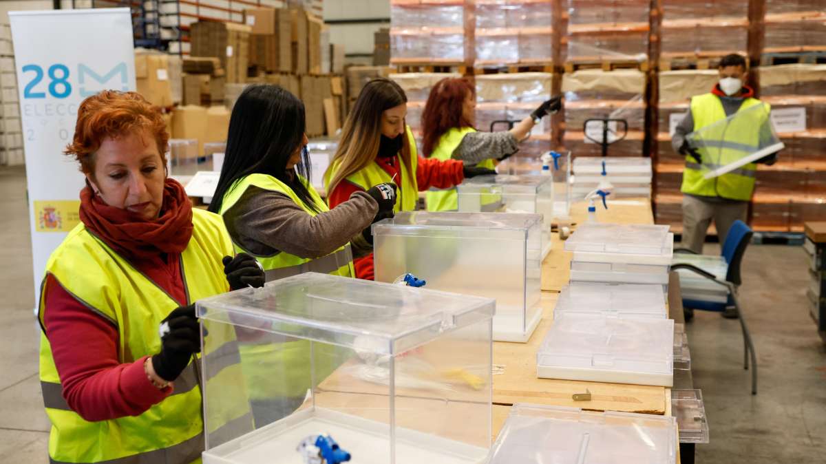 Varios operarios trabajan en las urnas en el centro logístico para las elecciones locales y autonómicas del 28M.
