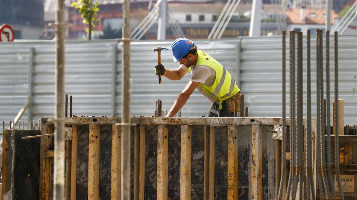 Vivienda Un trabajador de la construcción realiza un encofrado en unas viviendas sociales en Bilbao.