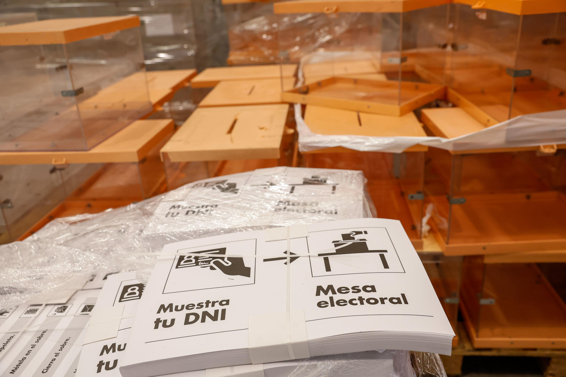 rnas y papeletas almacenadas este miércoles en el centro logístico para las elecciones locales y autonómicas del 28-M.