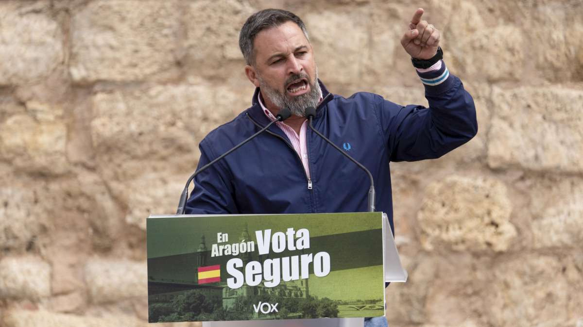 El líder de Vox, Santiago Abascal, participa en un mitin electoral en la plaza del seminario de Teruel junto al candidato a la presidencia del gobierno de Aragon por Vox Alejandro Nolasco