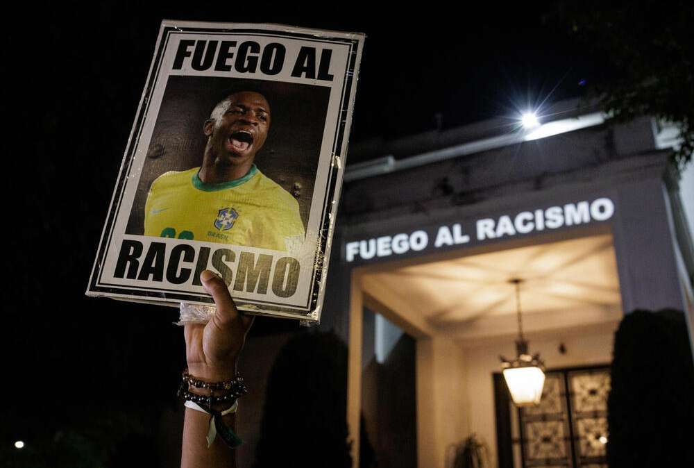 Activistas y ciudadanos protestan en contra de los ataques racistas sufridos por Vinicius frente al Consulado de España en Sao Paulo (Brasil).