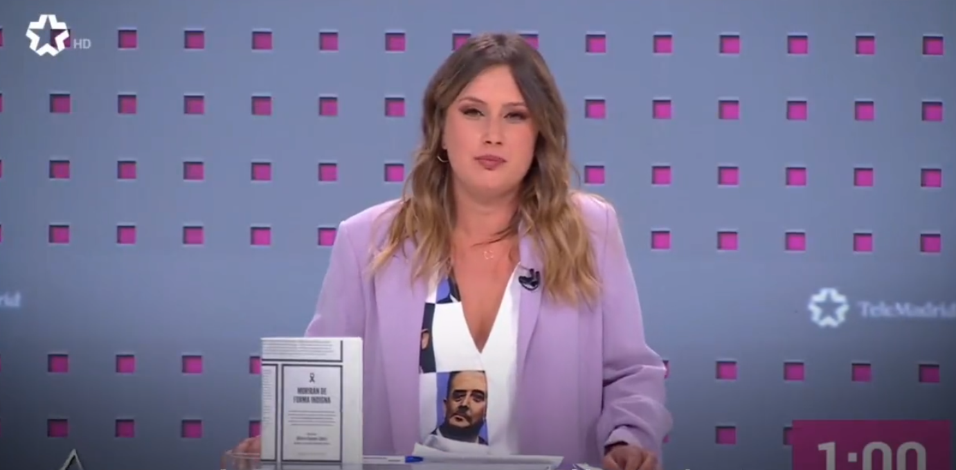 Alejandra Jacinto, Podemos, luce una camiseta con la cara del hermano de Ayuso en el debate electoral.