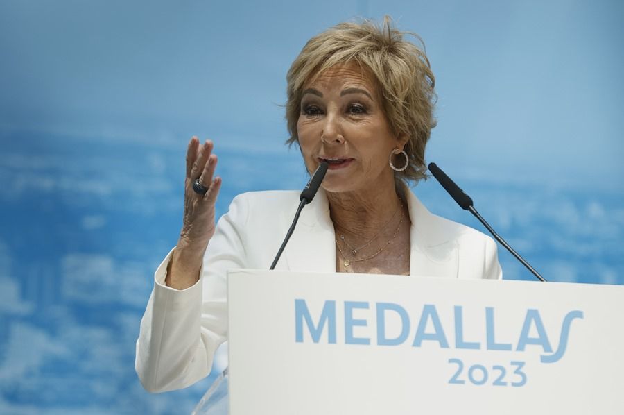 Ana Rosa Quintana pronuncia unas palabras mientras recibe la Medalla de Honor de la Ciudad de Madrid.