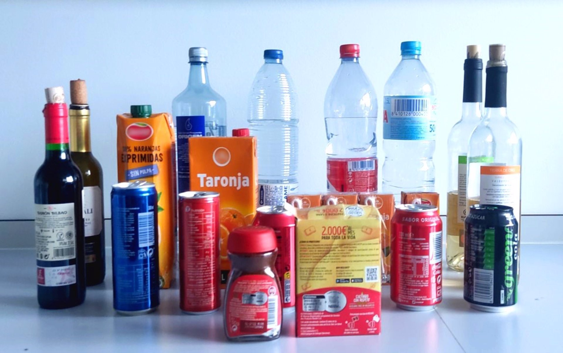 Un estudio del CSIC muestra que las bebidas azucaradas tienen 100 veces más concentración de plastificantes que el agua