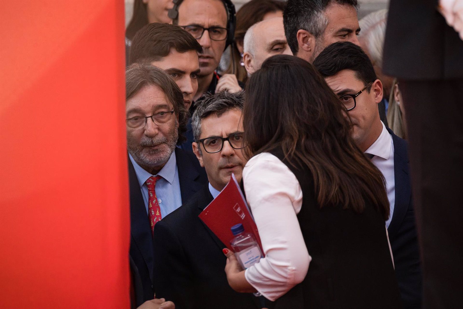 El ministro de la Presidencia, Relaciones con las Cortes y Memoria Democrática, Félix Bolaños, intentando acceder a la tribuna en el acto del Dos de Mayo.