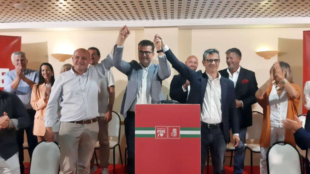 Félix Bolaños hace campaña con el candidato del PSOE de Mojácar.