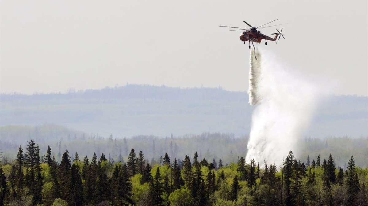 Incendios Foto de archivo de un helicóptero apagando un incendio en Alberta, Canadá.