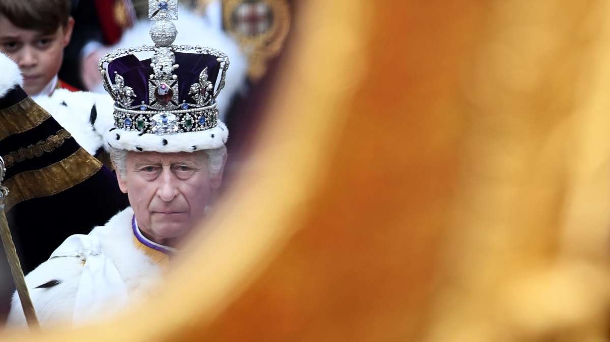 El rey Carlos III, tras su coronación en Westminster.