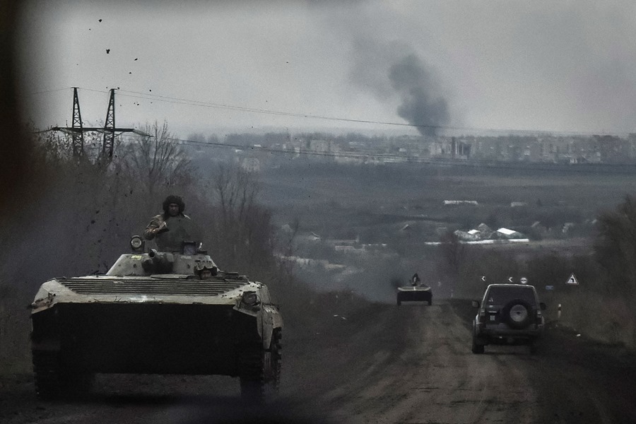 Carros blindados circulaban por una carretera cercana a Bajmut durante los intensos combates por el control de la ciudad, entre el Grupo Wagner y los soldados ucranianos