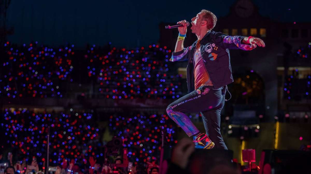 El cantante de la banda británica Coldplay, Chris Martin, durante un concierto en el Estadi Olímpic Lluís Companys, a 24 de mayo de 2023.