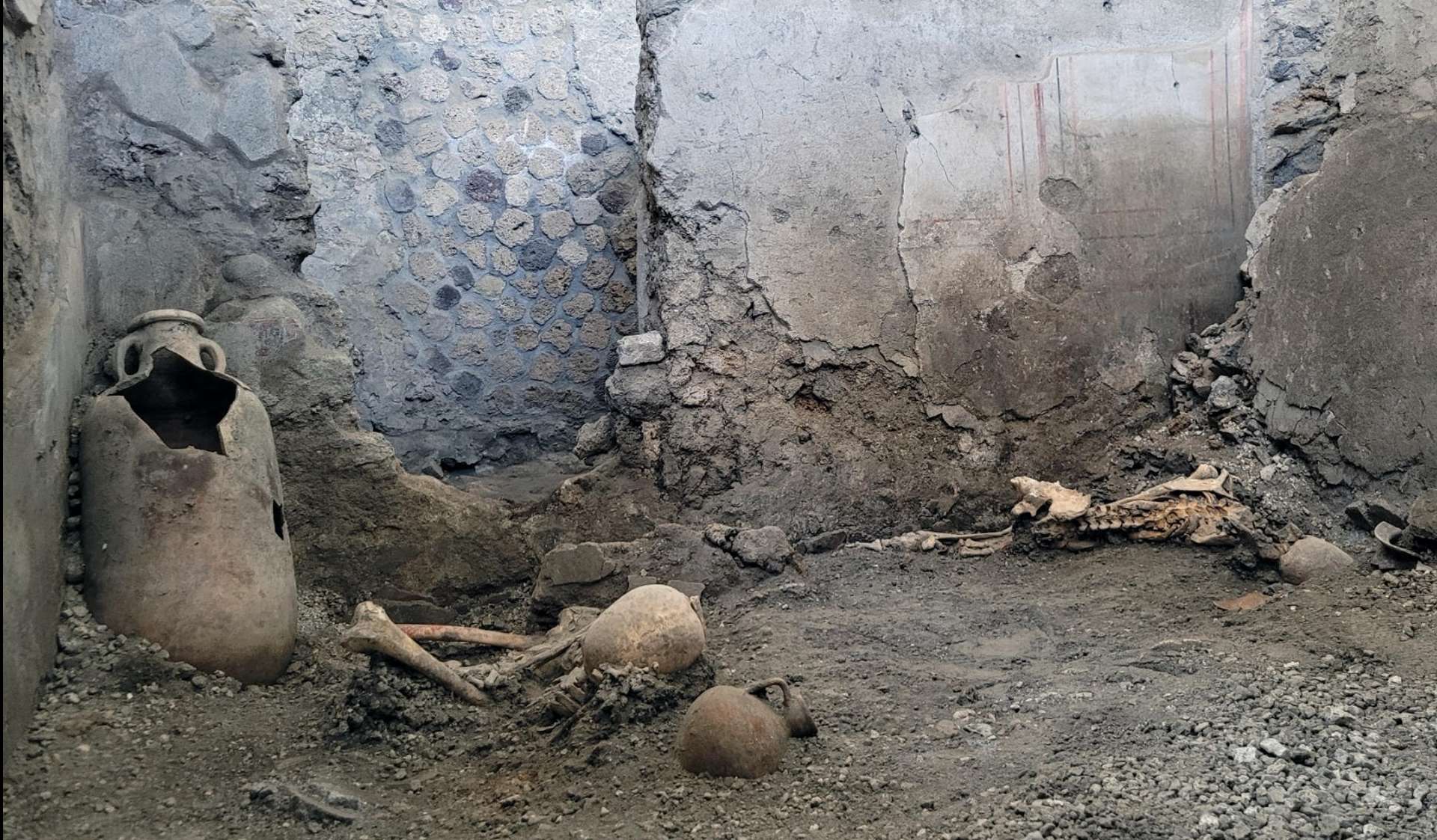 Hallan otros dos cuerpos en Pompeya: murieron por el terremoto que acompañó a la erupción.