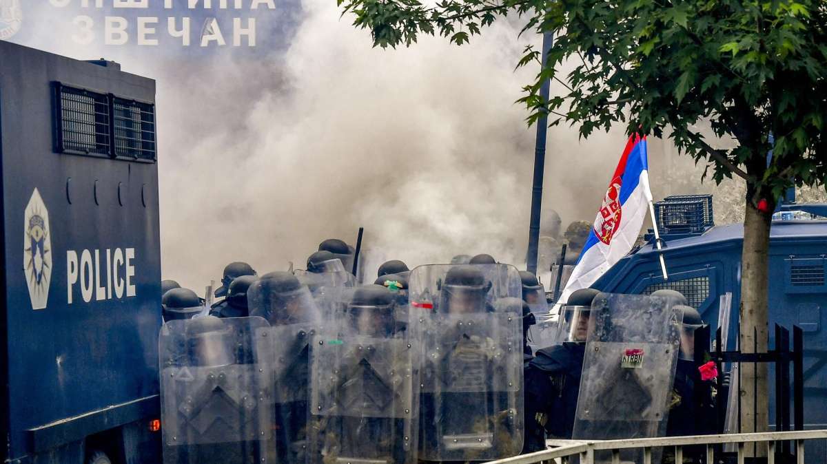 Efectivos de la KFOR durante los disturbios de este lunes en Kosovo.