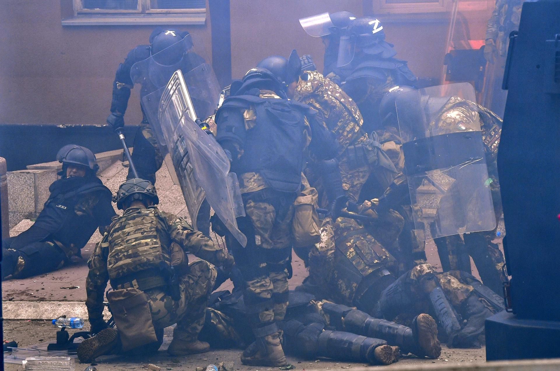 Efectivos de la KFOR durante los disturbios de este lunes en Kosovo.