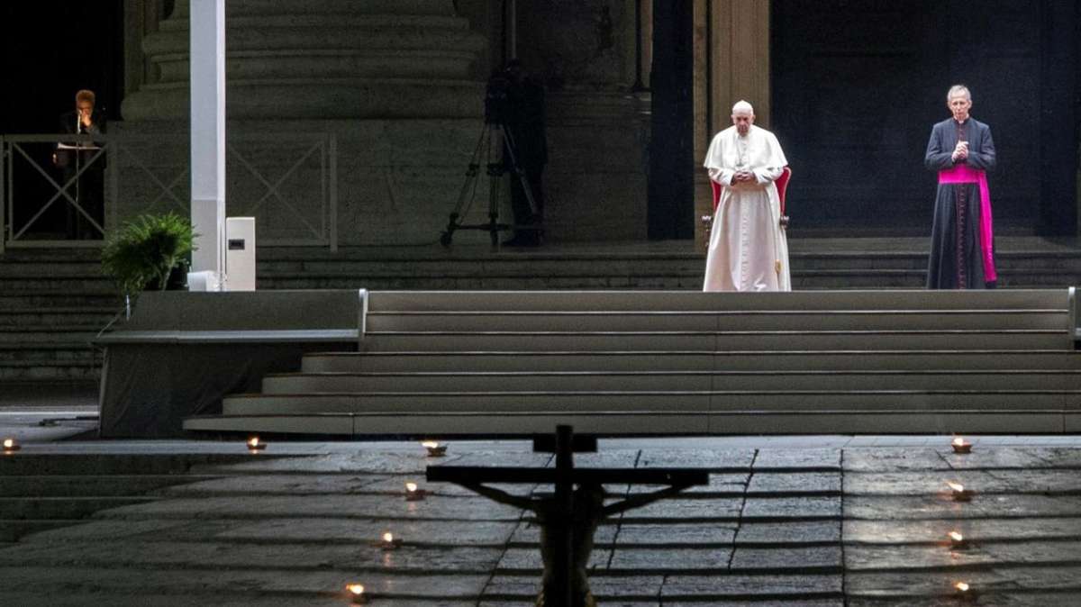El Papa Francisco en una imagen de archivo de 2020 preside el Vía Crucis sin fieles en la plaza de la Basílica de San Pedro.