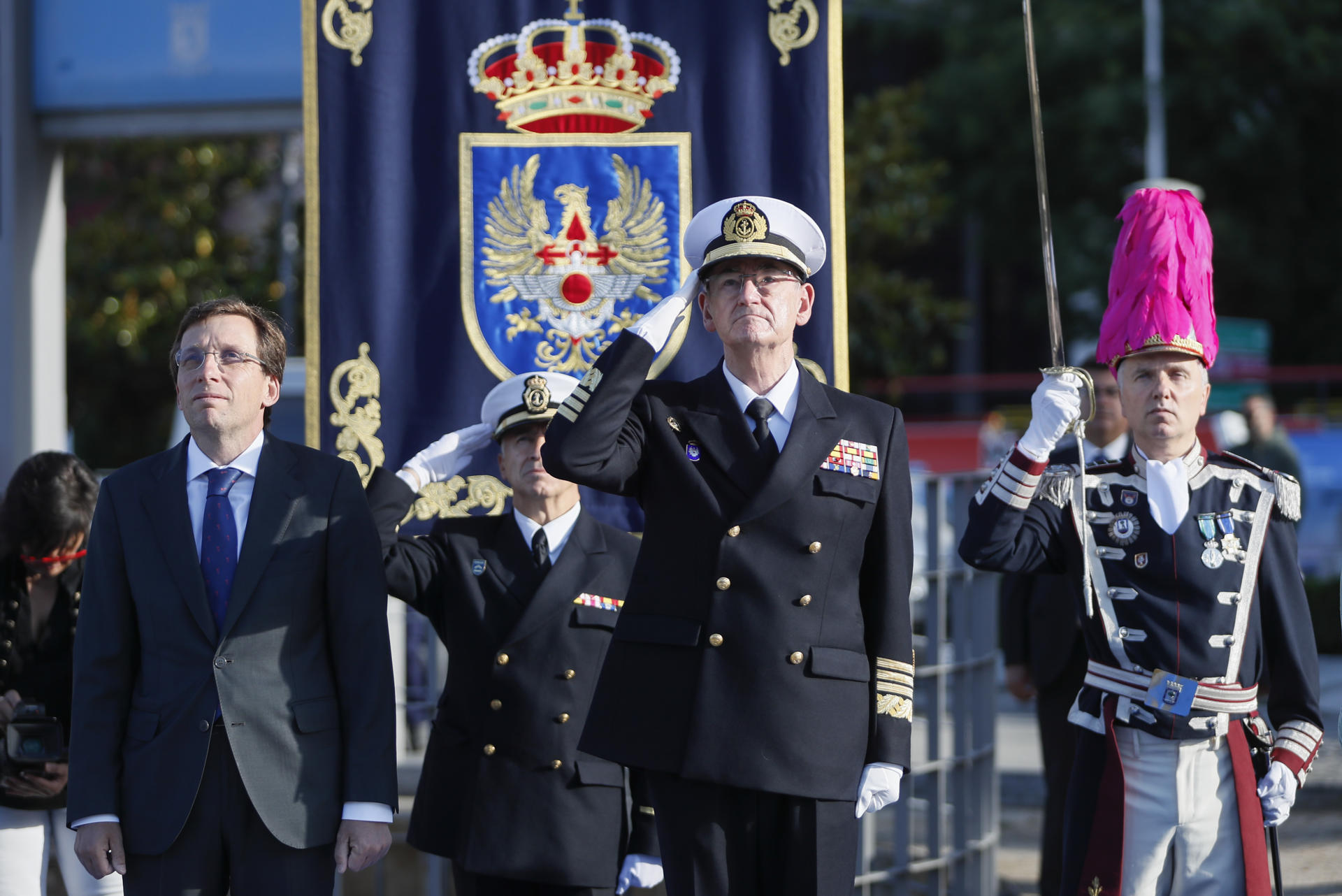 El alcalde de Madrid, José Luis Martínez-Almeida asiste al izado de la bandera de España en la Plaza de Colón