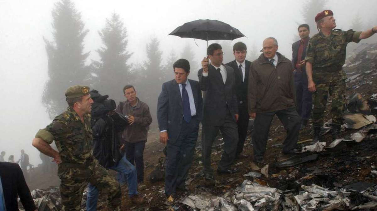 El entonces ministro de Defensa, Federico Trillo, en su visita al escenario del accidente del Yak-42.