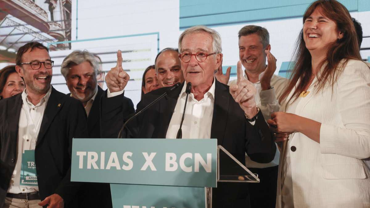 El exalcalde Xavier Trias (c), que lidera la candidatura de Junts en Barcelona, valora los resultados de las municipales.