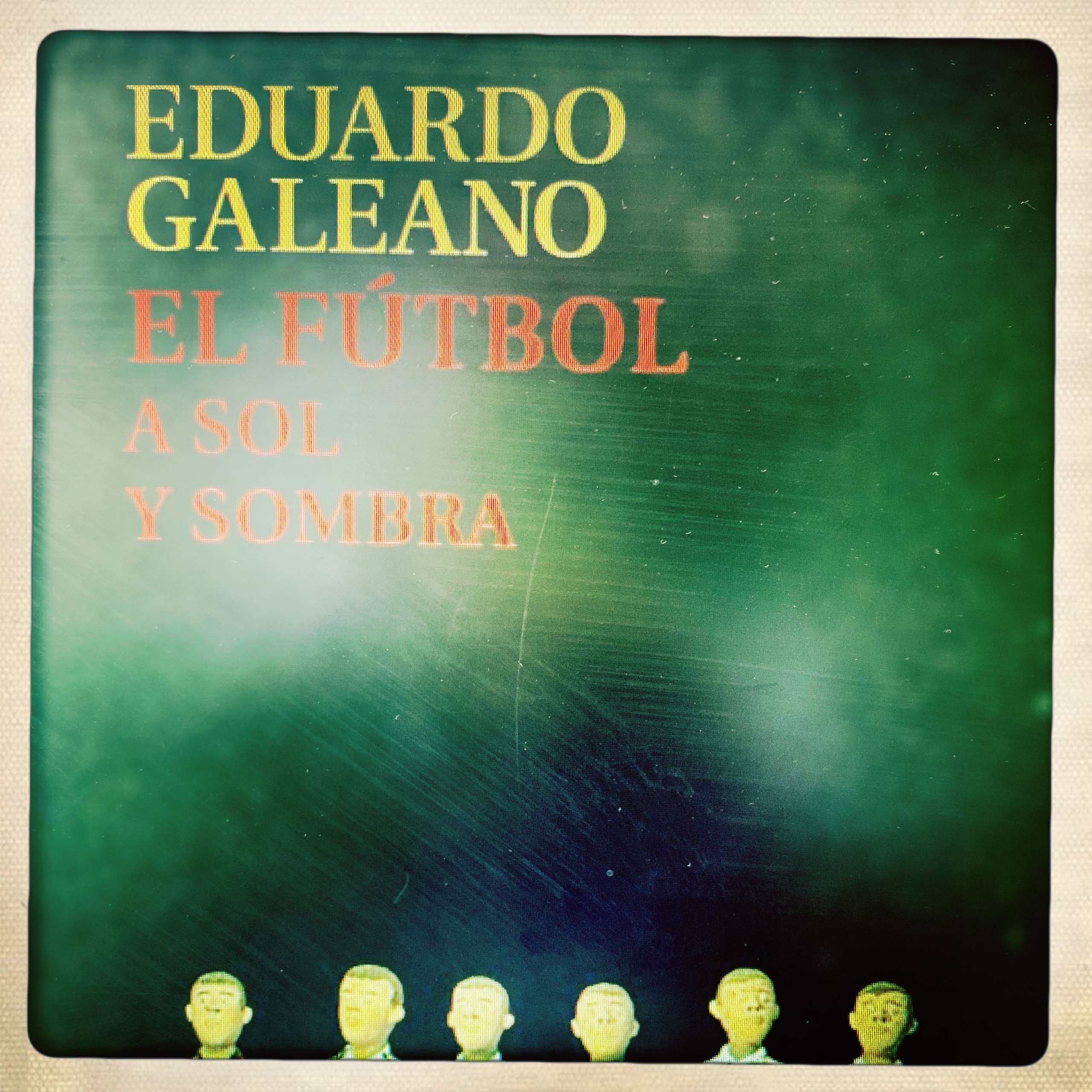 El fútbol a sol y sombra, de Eduardo Galeano, que incluye su relato 'Fanáticos'