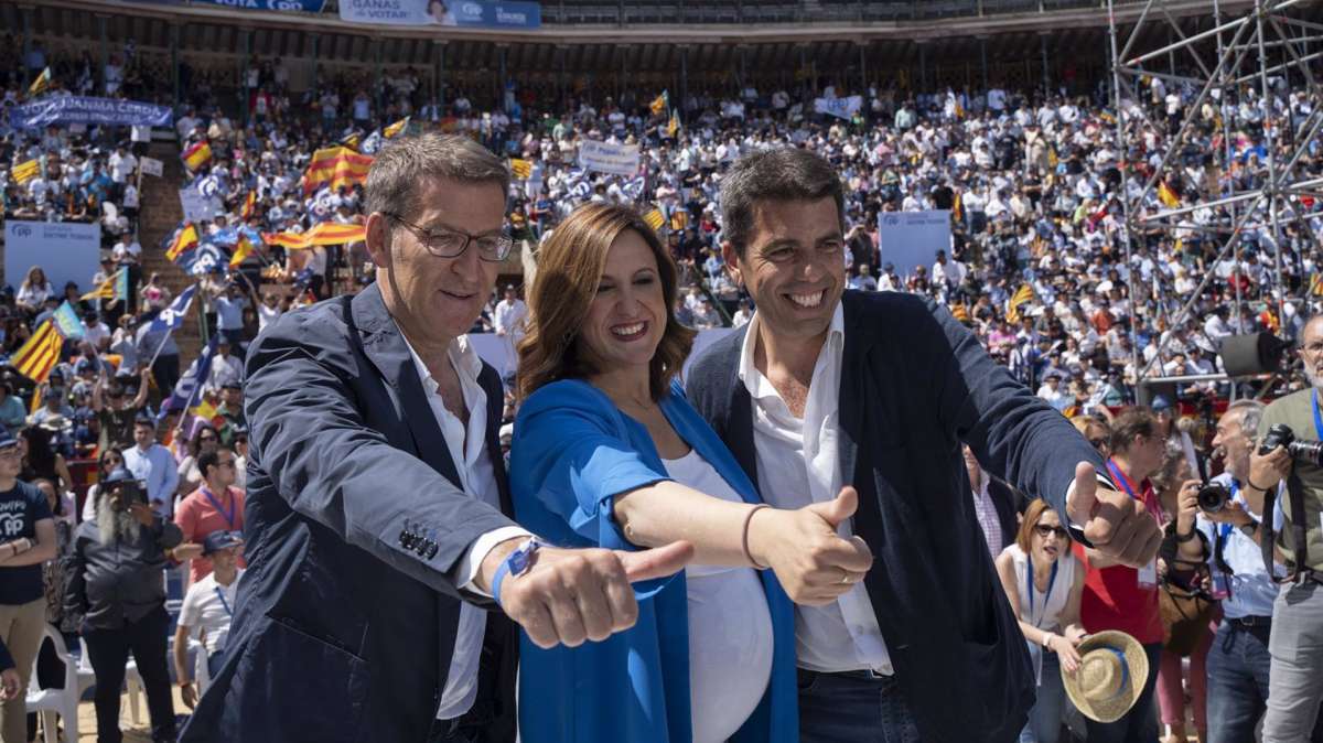 El presidente del PP, Alberto Núñez Feijóo; la candidata a la Alcaldía de Valencia, Maria José Catalá; y el presidente del PP de la Comunitat Valenciana, Carlos Mazón Guixot; durante el mitin en Valencia.