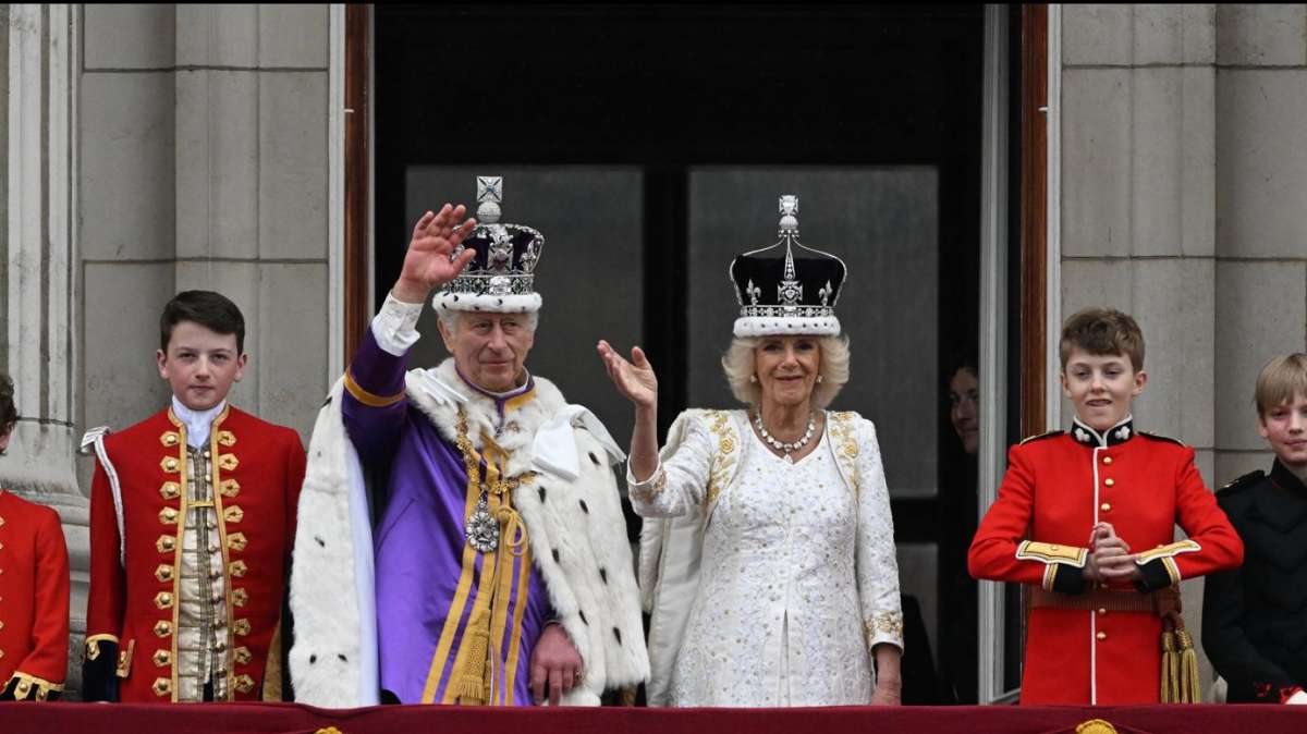El rey Carlos III y Camila saludan desde el balcón del Palacio de Buckingham tras la coronación.