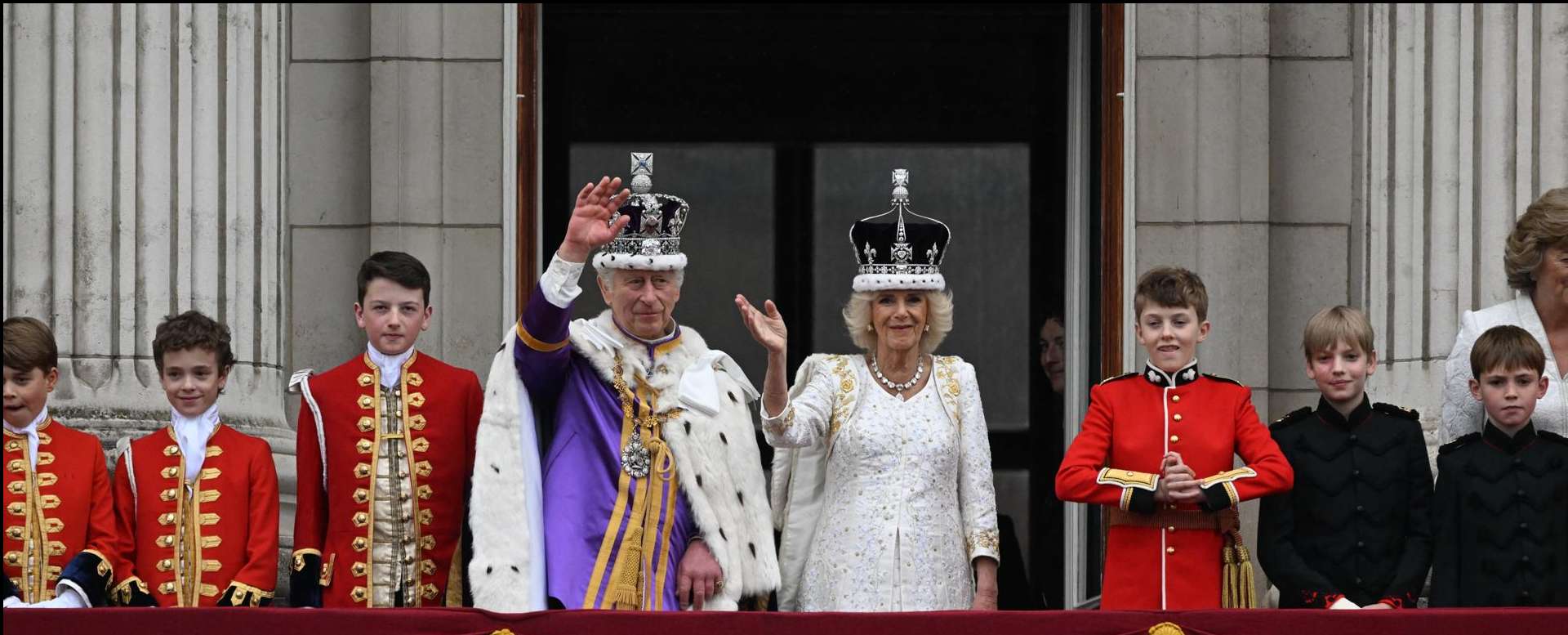 El rey Carlos III y Camila saludan desde el balcón del Palacio de Buckingham tras la coronación.
