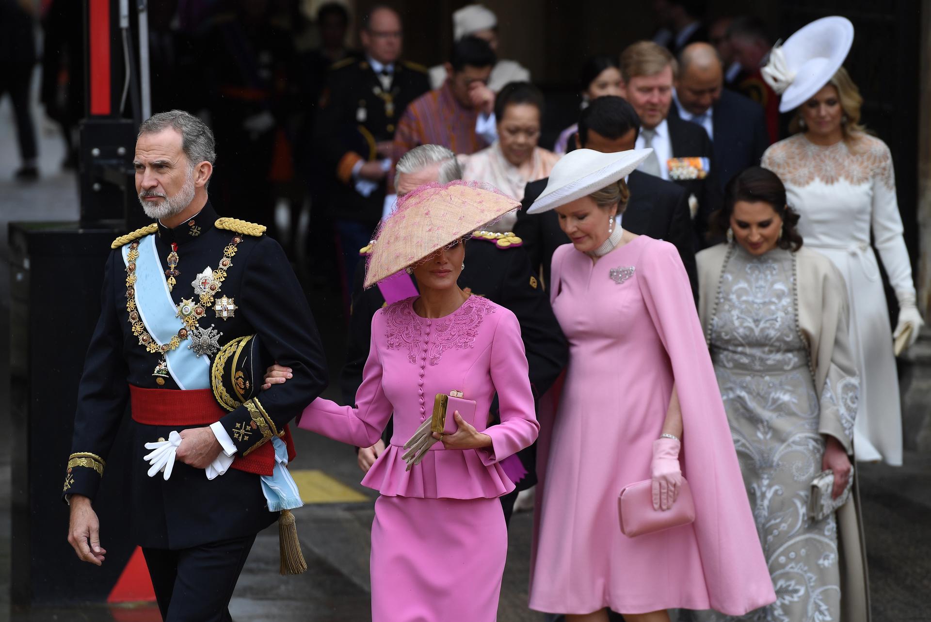 El rey Felipe VI y la reina Letizia, rumbo a la Abadía de Westminster.