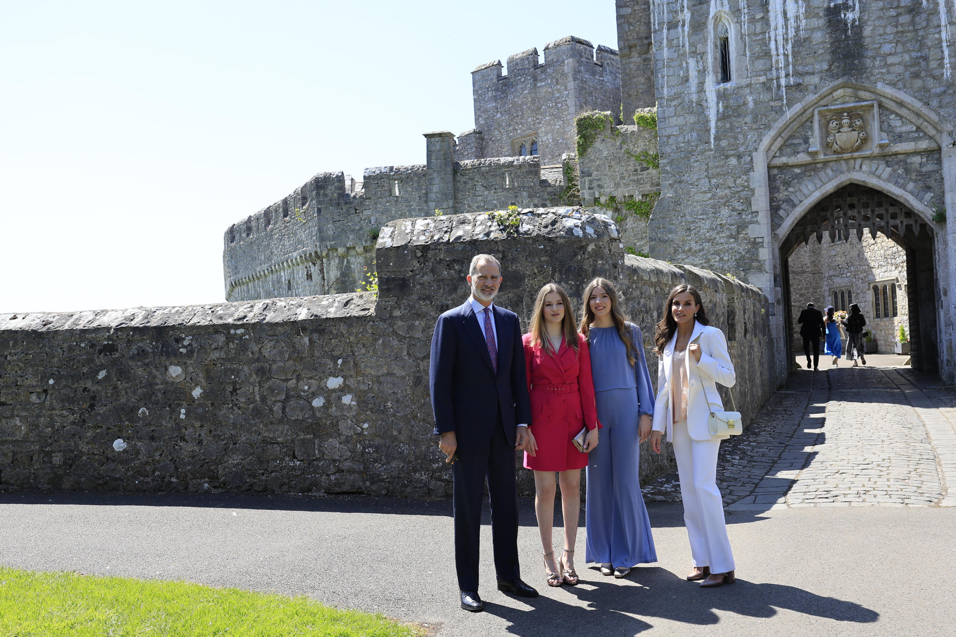 Los Reyes Felipe y Letizia posan junto a sus hijas la princesa Leonor y la infanta Sofía, momentos antes de asistir al acto de graduación de la Princesa de Asturias, con el que concluye este sábado su estancia de dos años en el UWC Atlantic College de Gales
