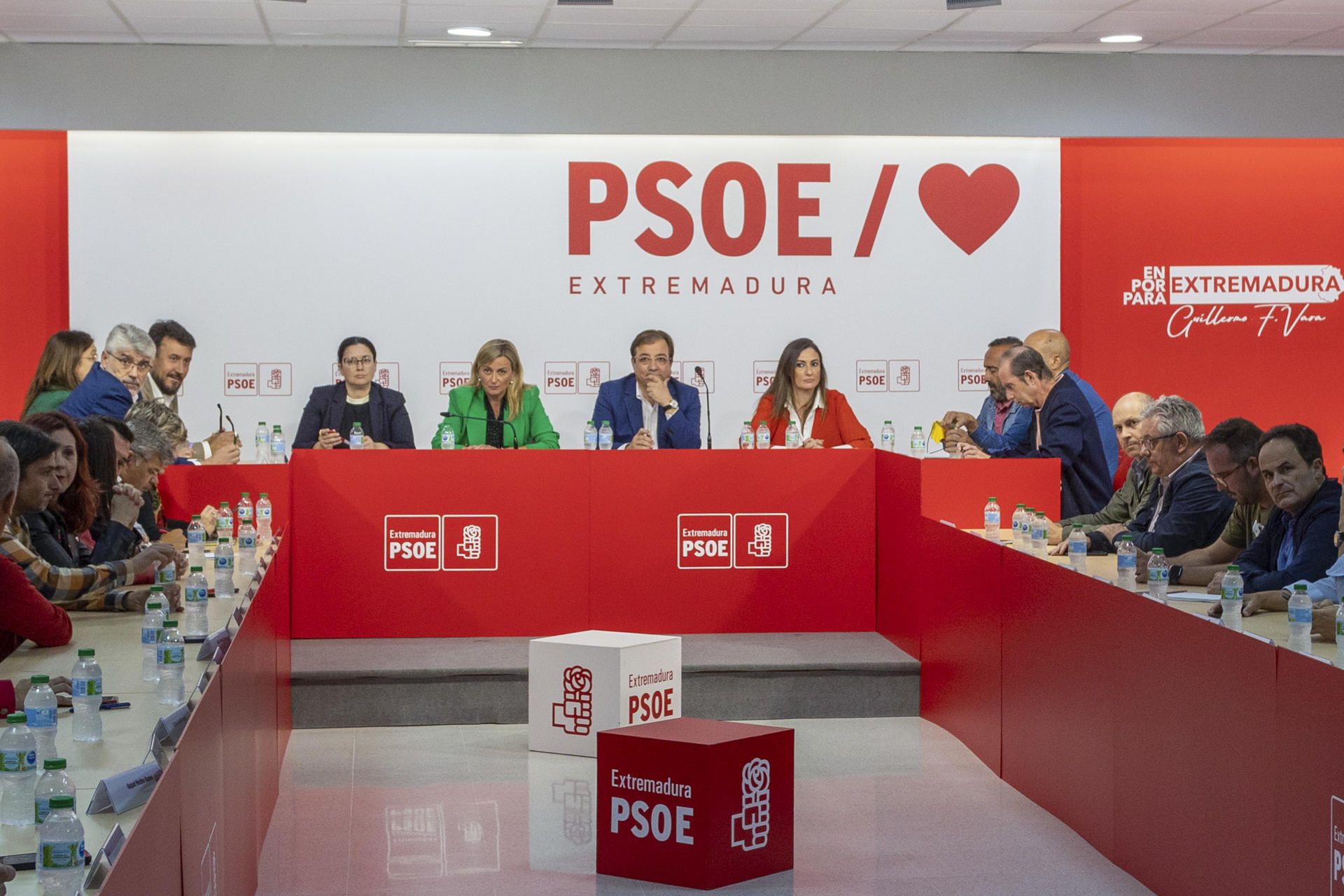 El secretario general del PSOE extremeño, Guillermo Fernández Vara (c), durante la reunión de la Comisión Regional de la formación que analiza los resultados electorales obtenidos en los comicios del 28 de mayo.