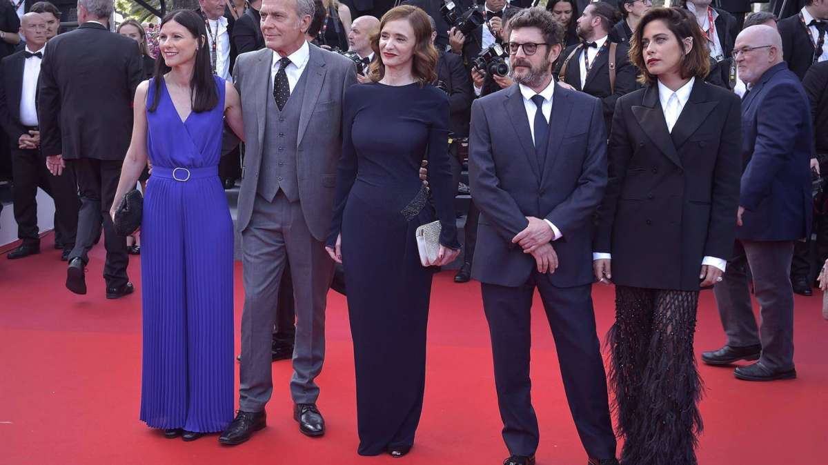 Helena Miquel, José Coronado, Ana Torrent, Manolo Solo, y María León, posan en la alfombra roja de la película ‘Cerrar los ojos’, en el Festival de Cine de Cannes.