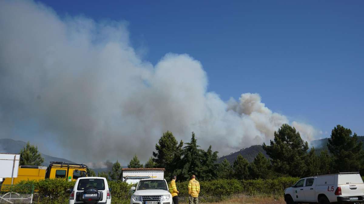 El incendio de Las Hurdes evoluciona favorablemente pero mantiene carreteras cortadas en Cáceres