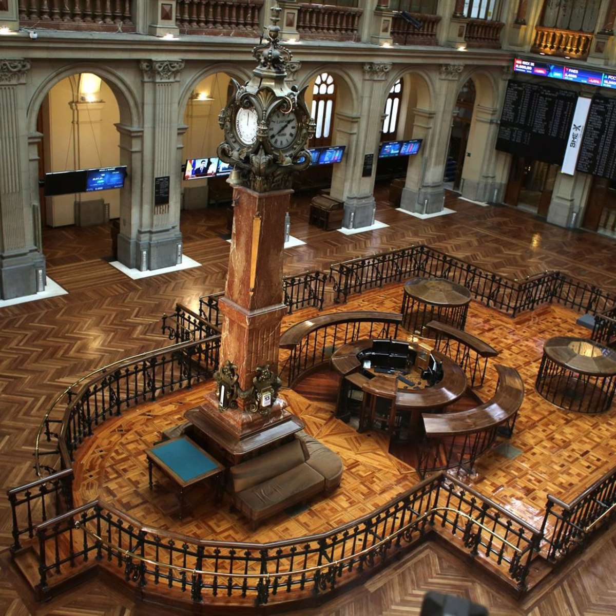 Vista interior del Palacio de la Bolsa en Madrid (España).