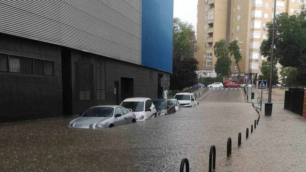 Imagen de acumulación de agua en una calle de la zona del Palacio de Hielo de Madrid.