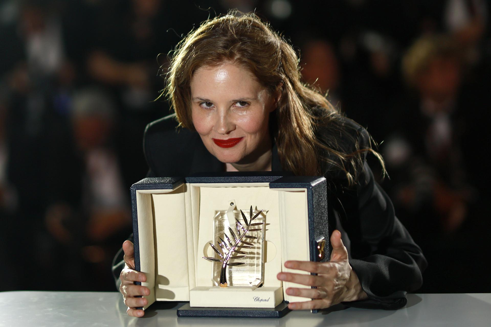 Justine Triet posa con la Palma de Oro del Festival de Cannes